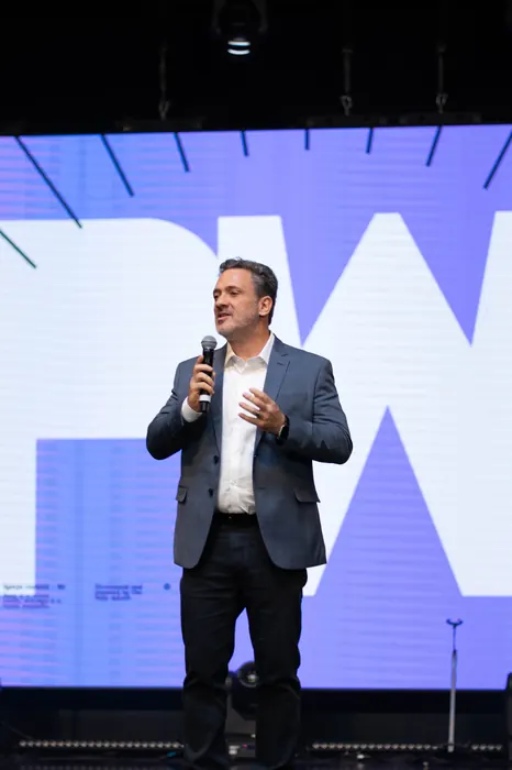 Preletor fala ao público no palco do Power Summit