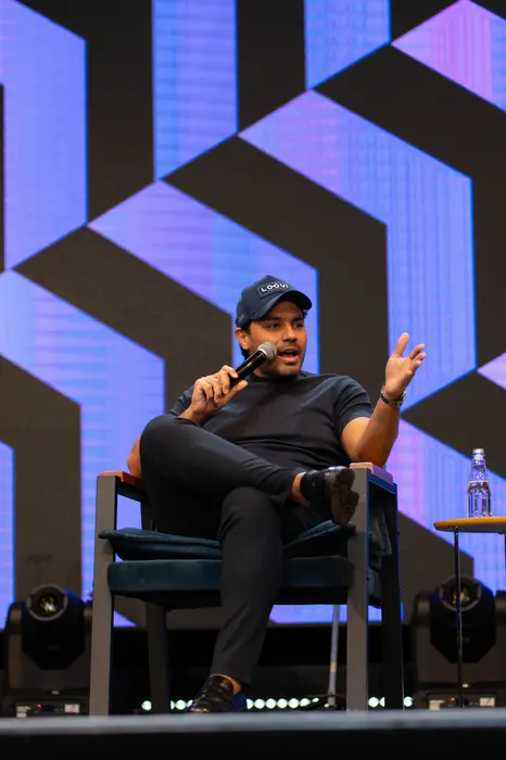 Convidado sentado no palco durante uma conversa