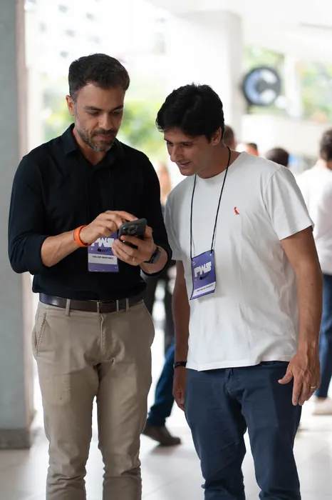 Participantes conversam no espaço do evento