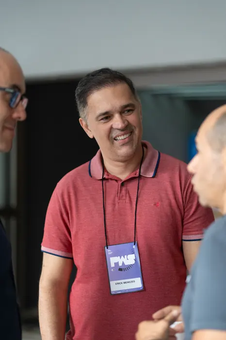 Participante sorri durante conversa no intervalo